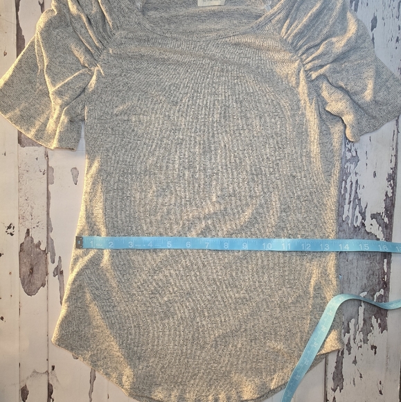 4/$30🌟Caution To The Wind Scrunch Shoulder Shirt Junior's - Picture 8 of 9